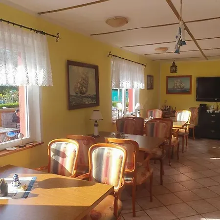 Familienzimmer-mit-gemeinschaftsbad-fuer-6-personen-auf-ruegen-h5zi1 Affittacamere *