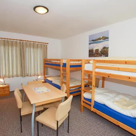 Familienzimmer-mit-gemeinschaftsbad-fuer-6-personen-auf-ruegen-h5zi1 * Rappin