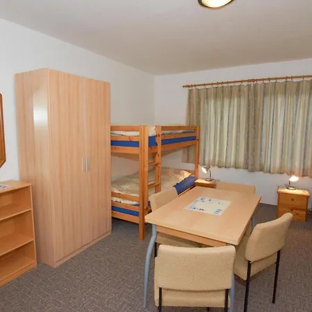 Familienzimmer-mit-gemeinschaftsbad-fuer-6-personen-auf-ruegen-h5zi1